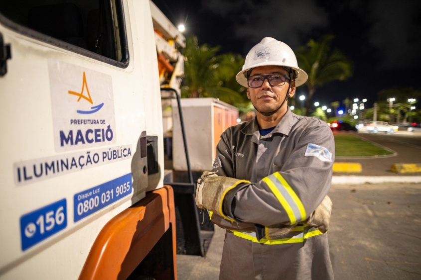 O objetivo é identificar os pontos que precisam de atendimento e fazer a luz voltar, conta Rosenildo Elísio, profissional da iluminação pública. Foto: Alisson Frazão/Secom Maceió