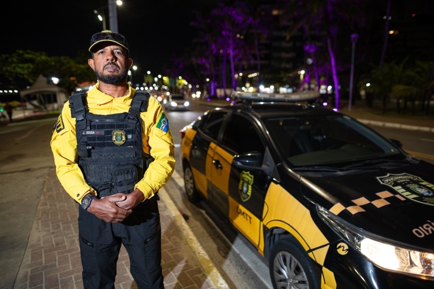 Para o agente de trânsito José Adriano, estar nas ruas durante a madrugada é, acima de tudo, uma forma de continuar servindo à população. Foto: Alisson Frazão/ Secom Maceió