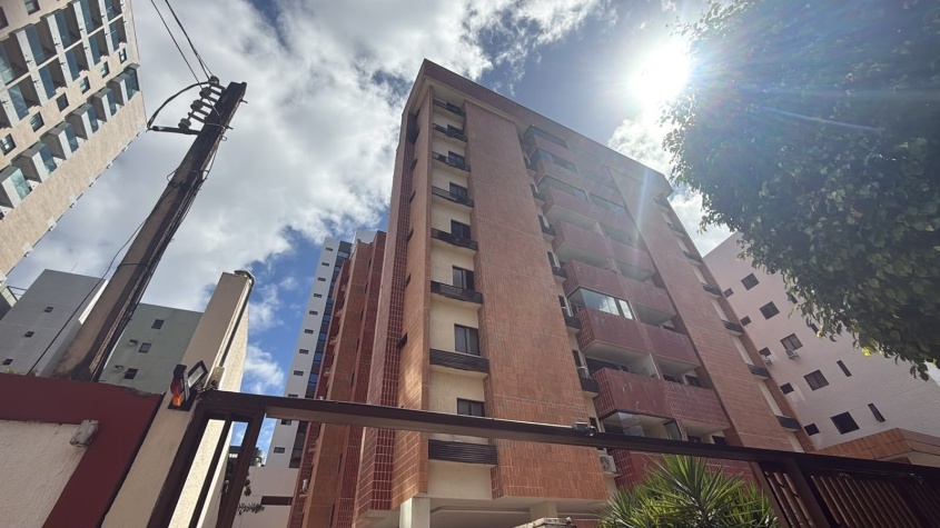 Condomínio na Ponta Verde onde apartamento pegou fogo nesta terça-feira(22). Foto: Ascom Defesa Civil de Maceió