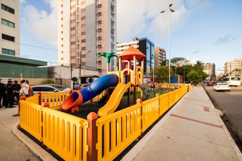 Na Praça Lions, agora existe um espaço dedicado às crianças. Foto: Victor Vercant/Secom Maceió