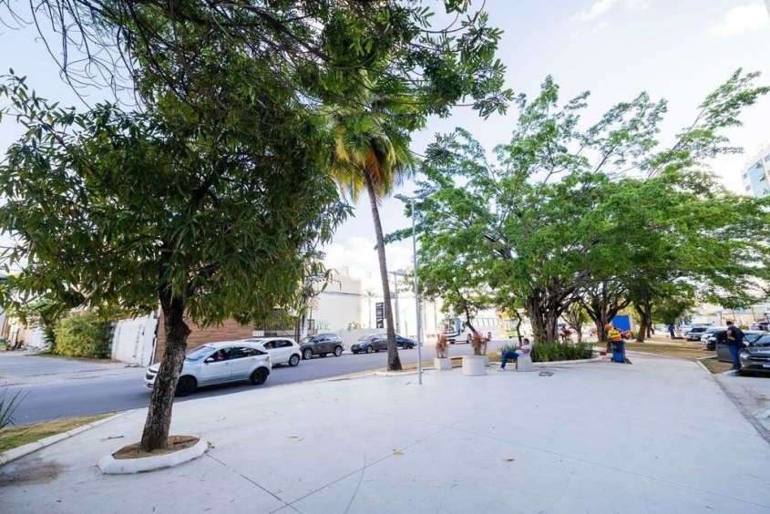 Espaços revitalizados receberam novos pisos e tiveram as árvores existentes preservadas. Foto: Victor Vercant/Secom Maceió