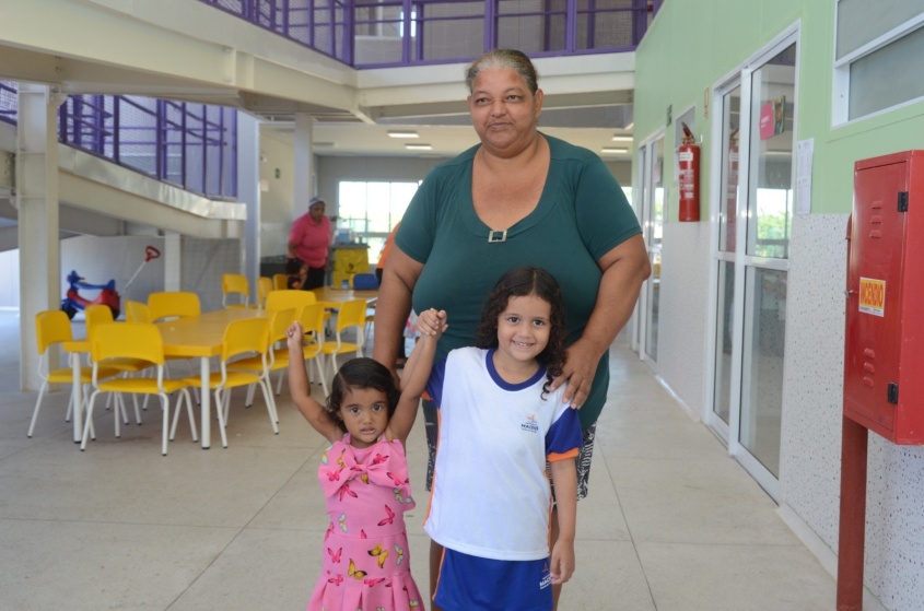 Avó de Clarisse e Maia, Roseane elogia a creche e diz que as crianças nunca querem ir embora no final do turno. Foto: Secom Maceió