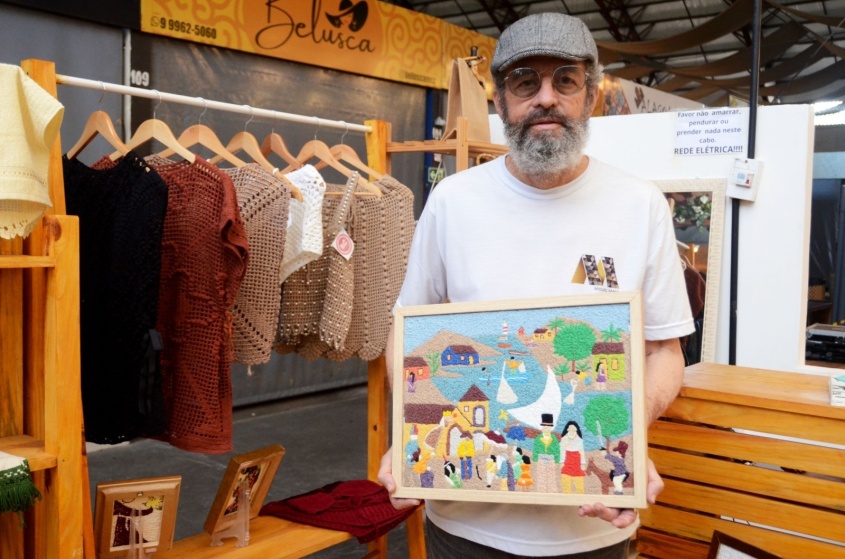 Mauro já participou de várias feiras e hoje expõe e comercializa suas obras no Mercado das Aryes. Foto: Beto Macário/Secom Maceió