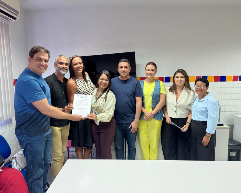 Emily Oliveira, coordenadora da ADES , recebendo o atestado da instituição.Foto: Natália Xavier/Promova Brasil
