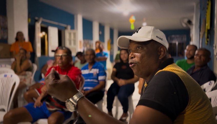 Comunidade se reuniu com artistas visuais na Colônia de Pescadores Santo Antônio. Foto: Ascom Iplam