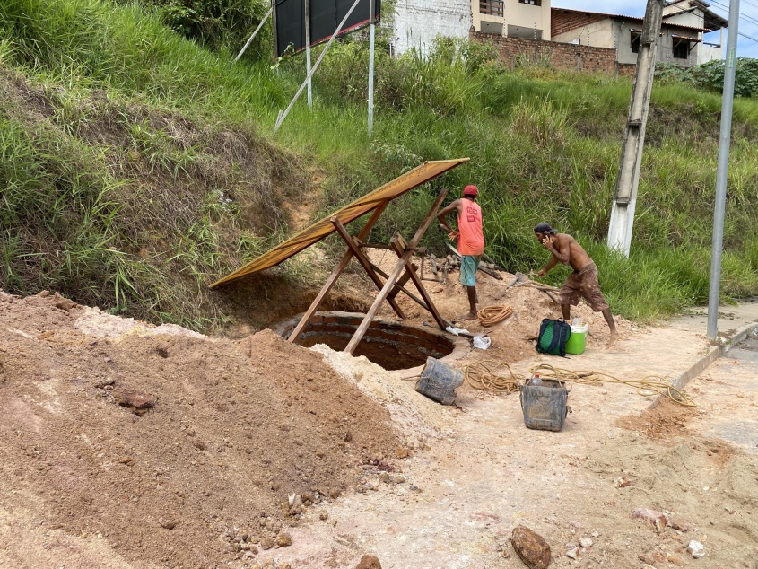 Obra estava sendo realizada em um espaço público na Avenida Pierre Chalita, no bairro da Serraria. Foto: João Victor Barroso / Ascom Semscs