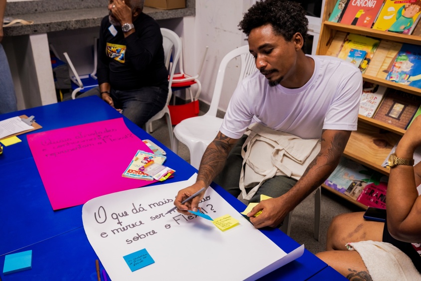 Artista visual Joe Santos durante momento com a comunidade. Foto: Victor Vercant/ Secom Maceió.