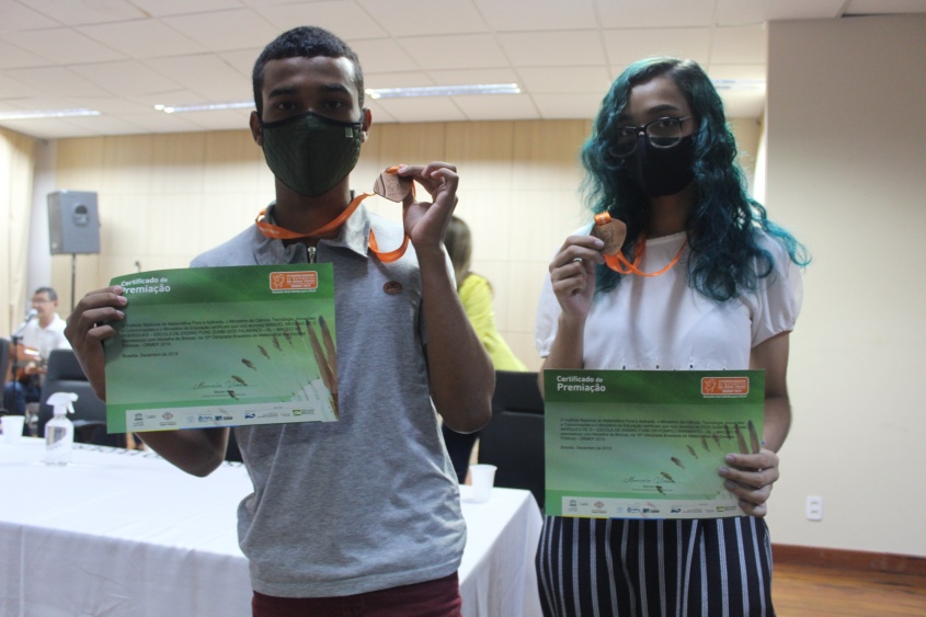 Alunos premiados na 15ª Olimpíada Brasileira de Matemática. Foto: Ascom Semed