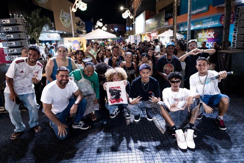 Artistas e comunidade reunidos no Centro de Maceió durante a edição de novembro do Sextou no Centro. Foto: Alisson Frazão/ Secom Maceió