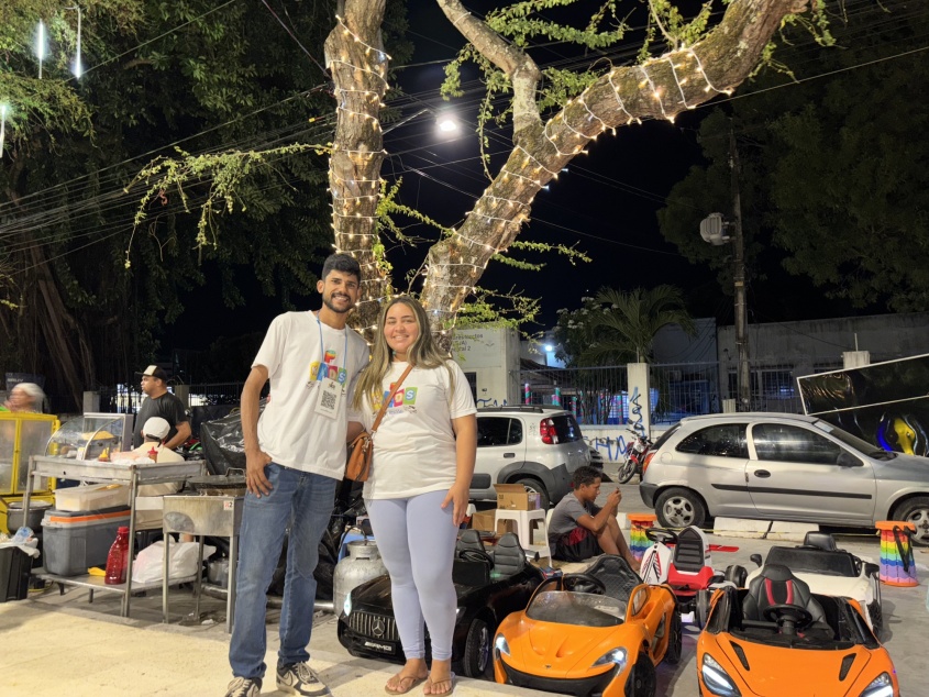 Matheus e a esposa alugam carrinhos infantis no Parque Centenário. Foto: Vinícius Rocha
