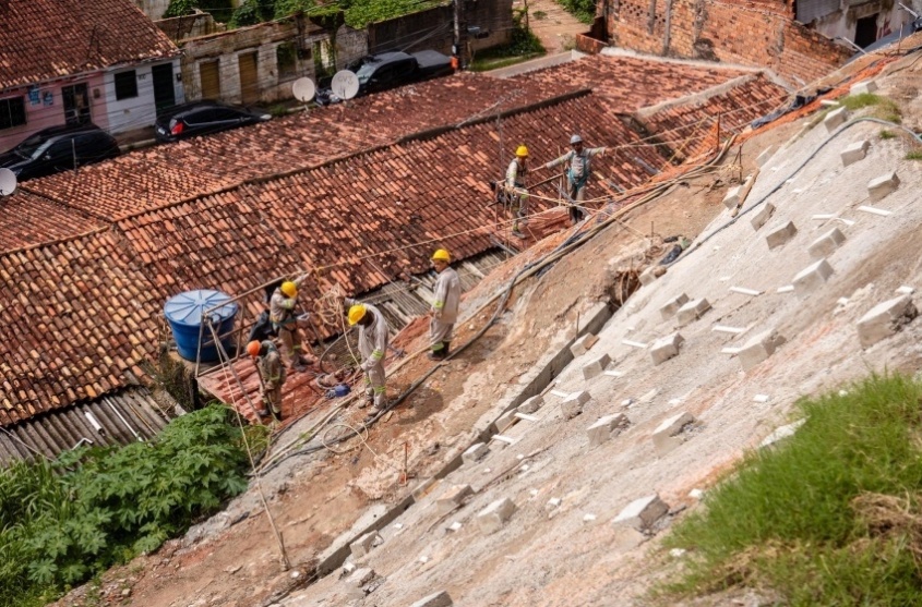 Obras levam segurança às comunidades ao eliminar os riscos de deslizamentos. Foto: Felipe Sóstenes/Ascom GVP