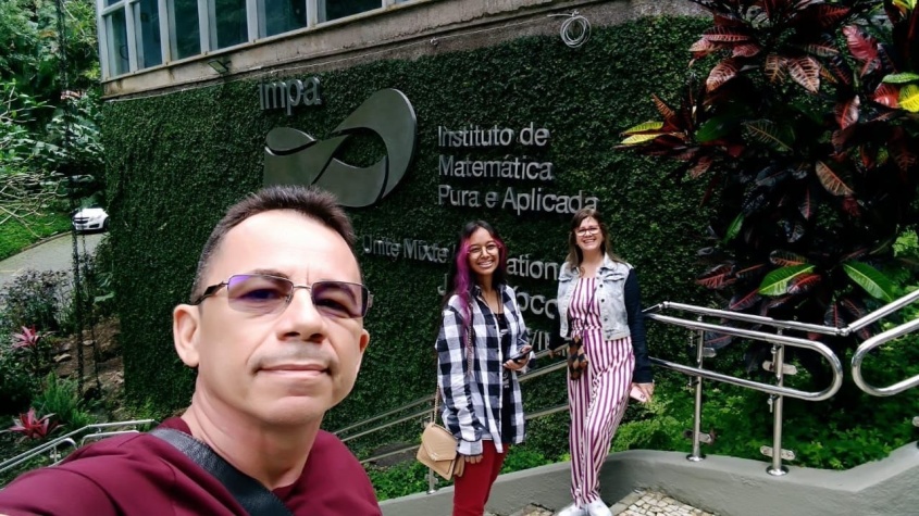 Romário Araújo, técnico da Semed, Evelyn e Jaqueline Ávila, diretora da escola. Foto: cortesia