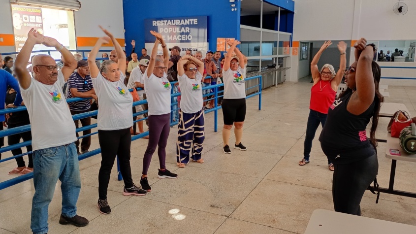 Ação conta com aula de alongamento. Foto: Ascom Semdes