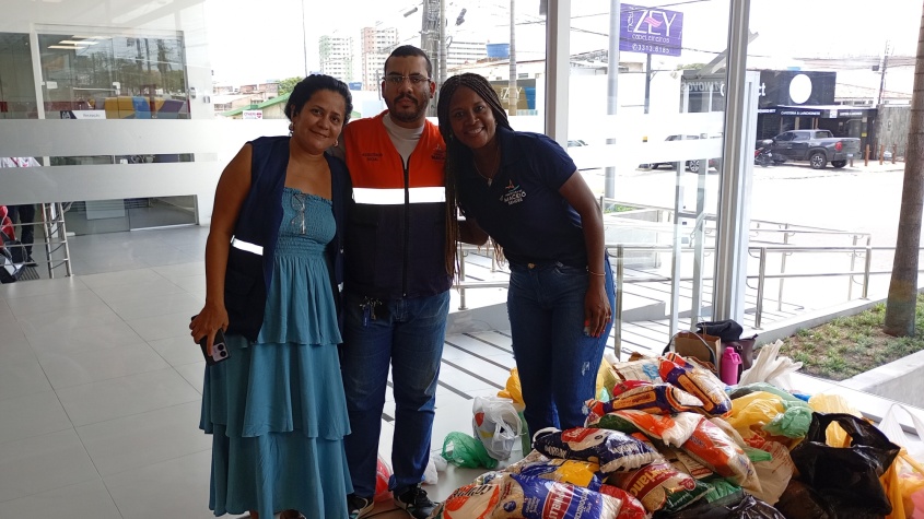 Equipe da Semdes está recebendo os alimentos doados. Foto: Ascom Semdes