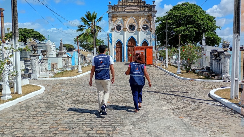 Equipe do Serviço de Abordagem Social visitou cemitérios, nesta sexta(31) . Foto: Ascom Semdes Equipe do Serviço de Abordagem Social visitou cemitérios, nesta sexta(31) . Foto: Ascom Semdes