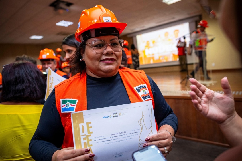 Karine atua como Nudec na Vila Emater há dois anos, e recebeu o certificado para continuar trabalhando pela comunidade. Foto: Alisson Frazão/Secom Maceió