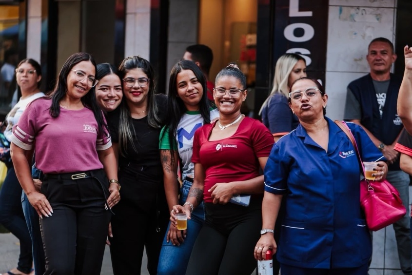 Nalyan Lorranny e as amigas aproveitaram o momento de lazer após o expediente. Foto: Mariel Matias/ Secom Maceió