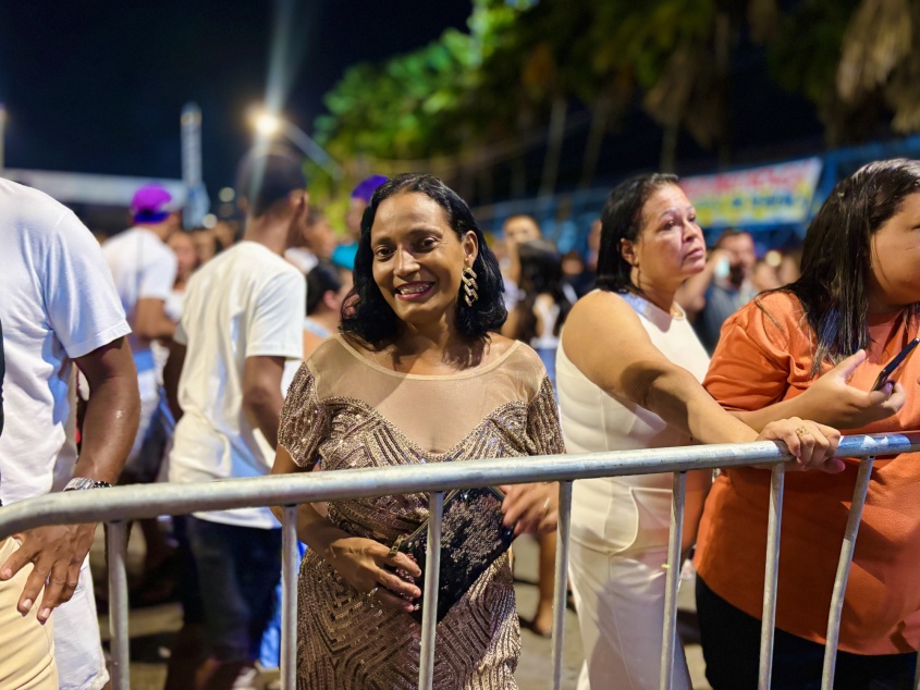 Ednilza Ferreira, moradora do Benedito Bentes, foi sozinha aproveitar o show do Zezo. Foto: Secom Maceió