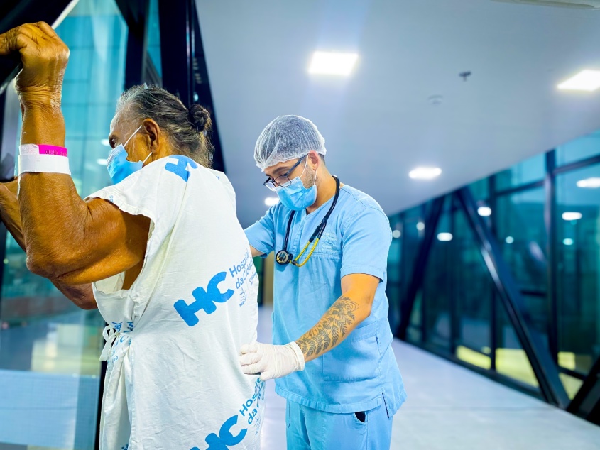 Profissional durante assistência a paciente no Hospital da Cidade. Foto: David Silas/ Ascom Maceió Saúde