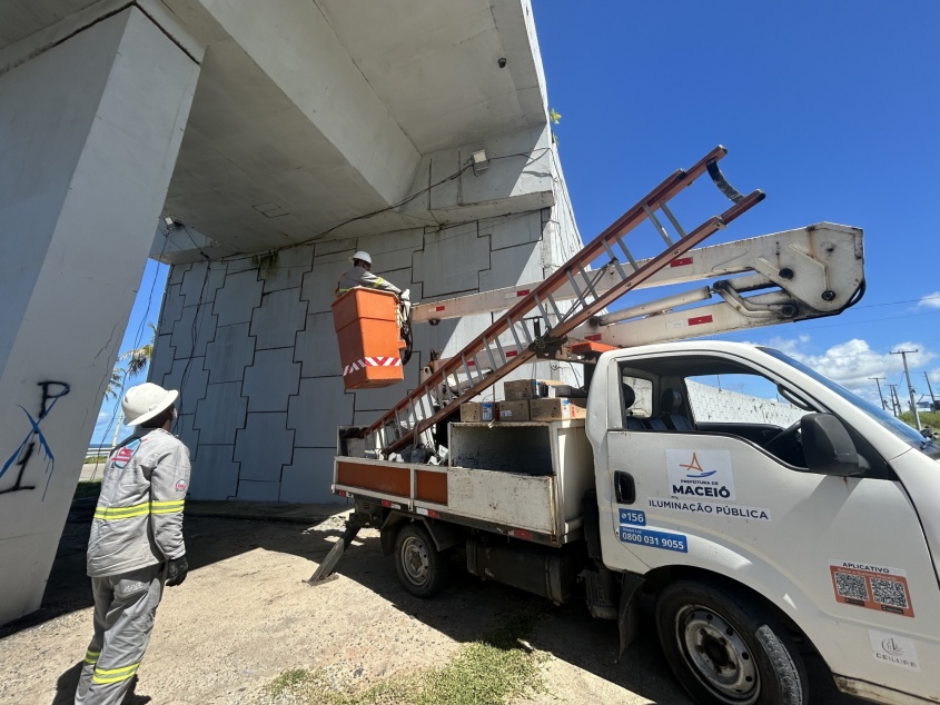 Técnicos da Ilumina realizam implantação de novo posteamento no viaduto da ponte Divaldo Suruagy. Foto: Débora Cândido/ Ascom Ilumina