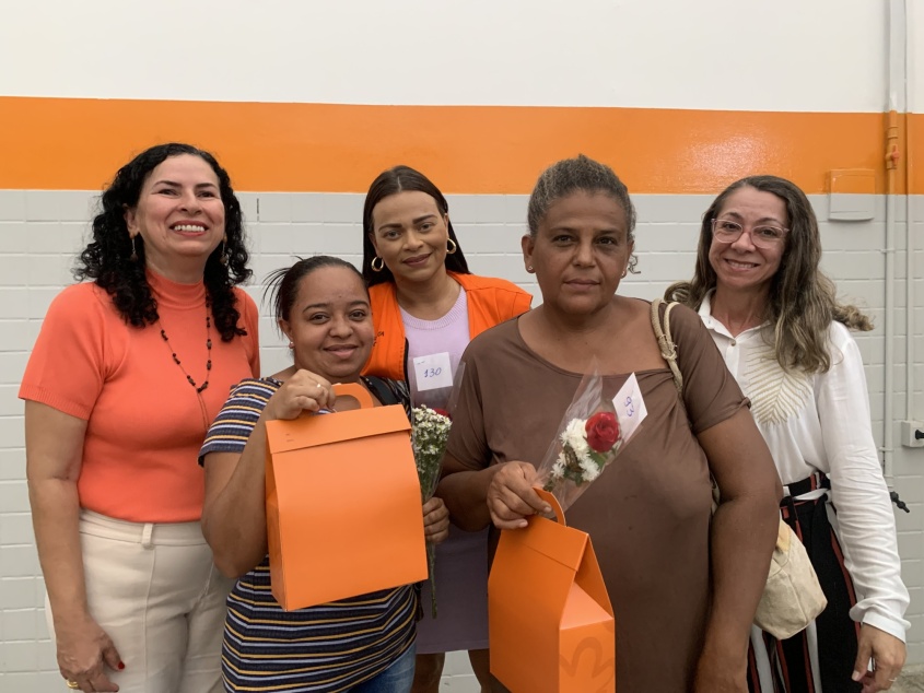 Mães, clientes do Restaurante Popular foram presenteadas. Foto: Ascom Semdes