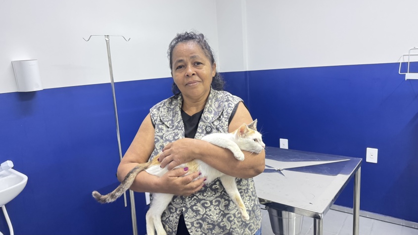 Janicleide Silva cuida de 13 gatos e tem utilizado o equipamento para dar assistência aos pets. Foto: Wilson Smith/ Ascom Sebema