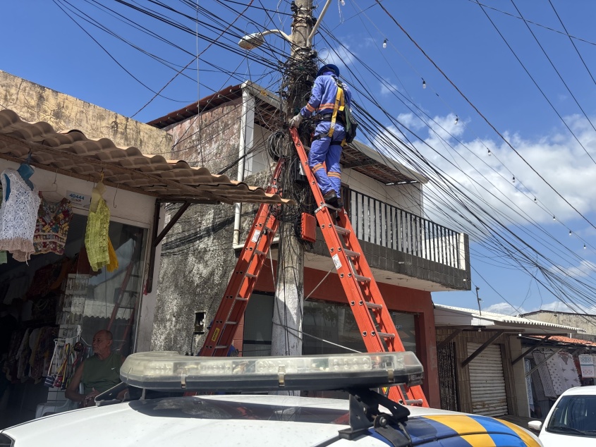 Projeto Poste Limpo chega ao bairro Pontal da Barra. Foto: Ascom Ilumina