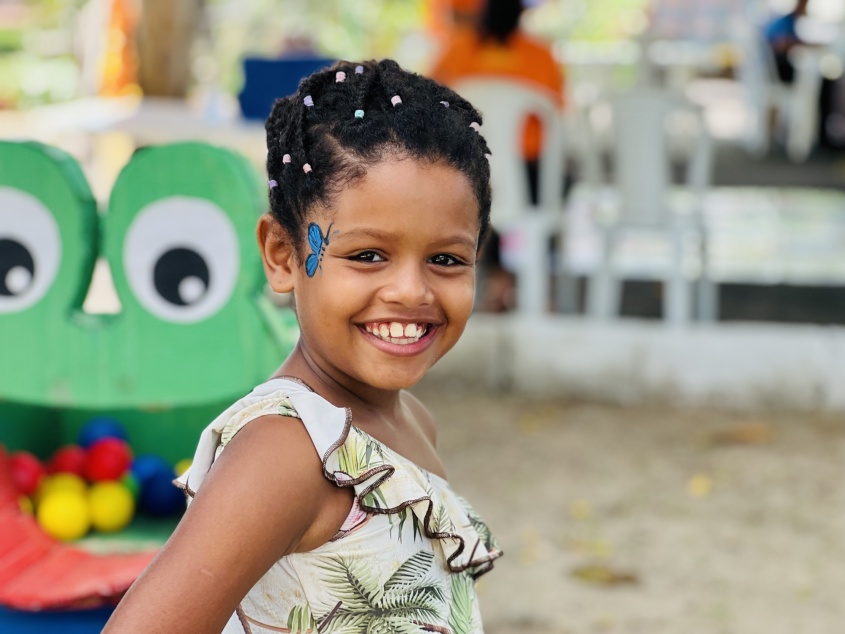 Aos 8 anos, Eduarda preferiu posar para fotos e interagir com a equipe de animação infantil. Foto: Crystalia Tavares/Ascom Alurb