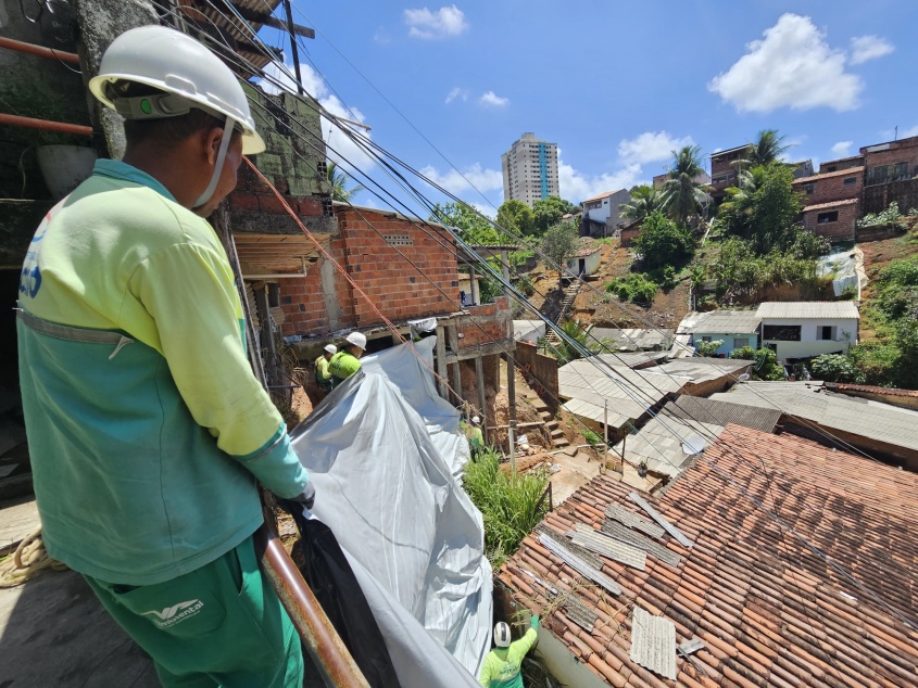 Lonas são aplicadas por equipe especializada. Foto: Beto Macário/ Secom Maceió