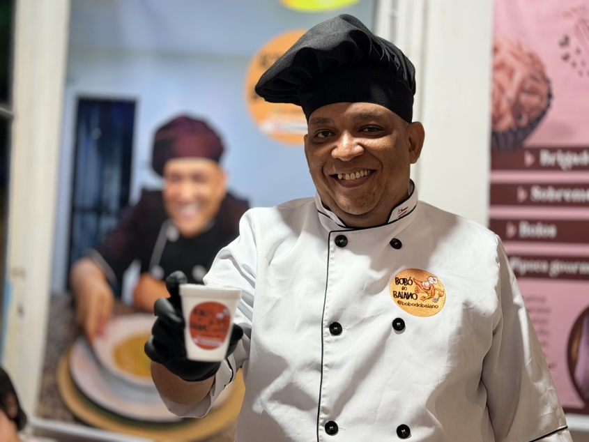 Marcos Lima, representante do Bobó do Bahiano, reforça a importância da Vila de Natal para pequenos negócios e destacou como o projeto da economia solidária muda realidades. Foto: Neto Melo/Ascom Ilumina Marcos Lima, representante do Bobó do Bahiano, reforça a importância da Vila de Natal para pequenos negócios e destacou como o projeto da economia solidária muda realidades. Foto: Neto Melo/Ascom Ilumina