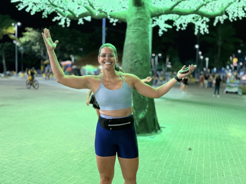 A maceioense Mariana Teles não resistiu aos encantos da decoração natalina e fez uma pausa na corrida para registraar suas fotos. Foto: Neto Melo/Ascom Ilumina