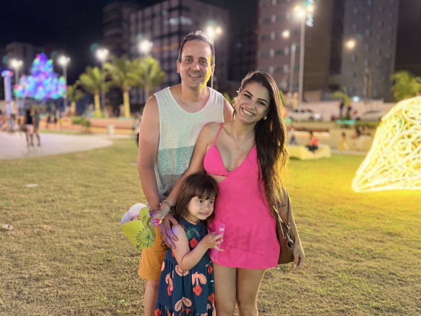 Casal de turistas baianos foram direto ao Parque para conhecer as atrações, ao lado da filha Mavi, de 4 anos. Foto: Neto Melo/Ascom Ilumina