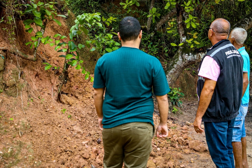 Equipe de fiscalização da Semsc atua em campo nas áreas de risco, prestando orientação e apoio às famílias afetadas pelas chuvas em Maceió. Foto: Leandro Jeronimo/Ascom Semsc