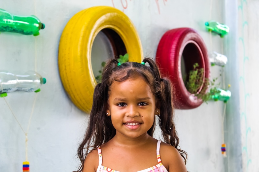 Laura Sophia, 4 anos, na horta suspensa da creche municipal. Foto: Arthur Fellipe (estagiário)/Ascom Semed