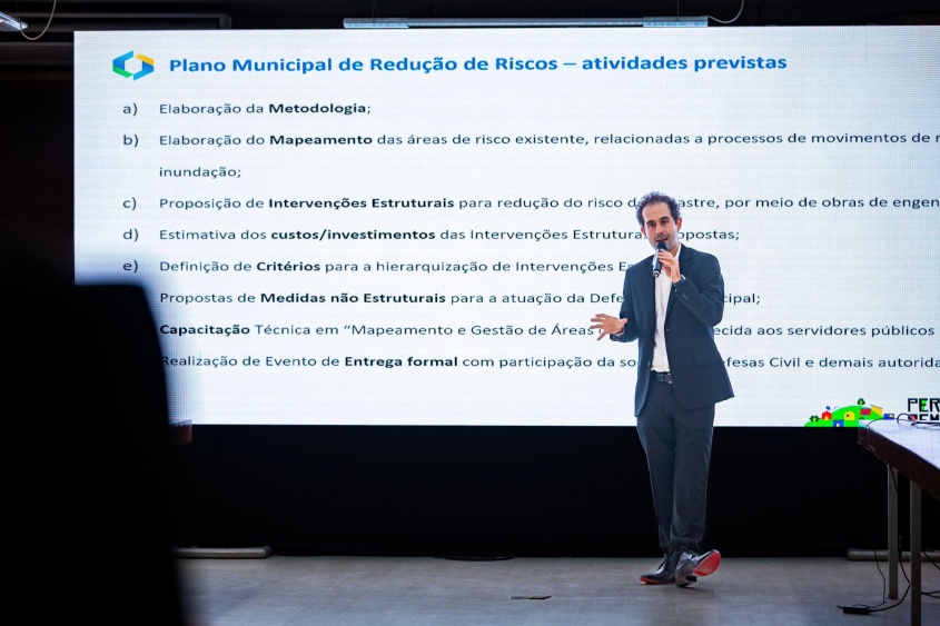 Chefe da Divisão de Geologia Aplicada do Serviço Geológico do Brasil, Tiago Antonelli, explica etapas para entrega do Plano. Foto: Itawi Albuquerque/ Secom Maceió