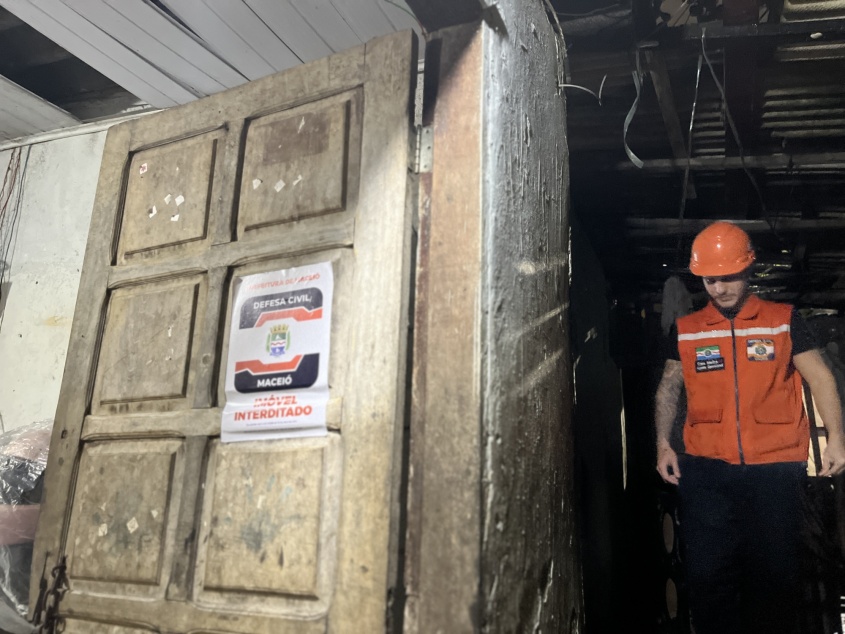 Agentes da Defesa Civil Municipal fazem análise minuciosa para interditar imóveis. Foto: Ascom Defesa Civil