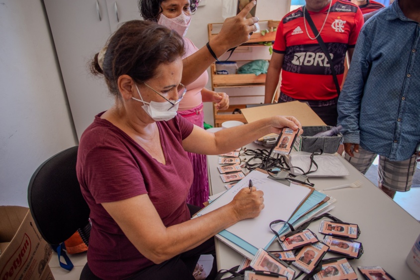 Assistidos pelo equipamento ganharam crachás de identificação para retirada de quentinhas nos finais de semana. Foto: Allan César/Secom Maceió