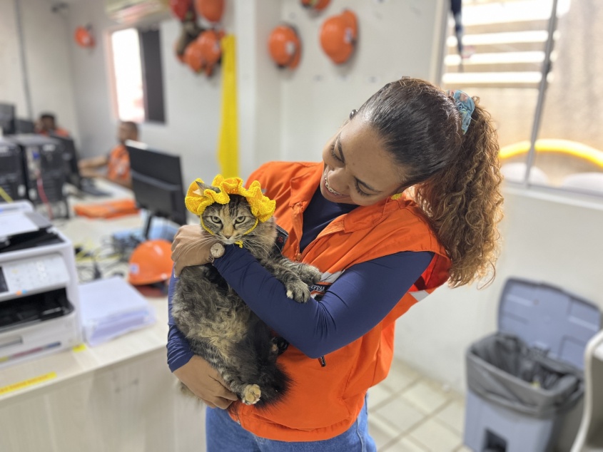 Engenheira Jéssica Santana fez uma touquinha de crochê para a Princesa, como uma demonstração de carinho. Foto: Ascom Defesa Civil Maceió