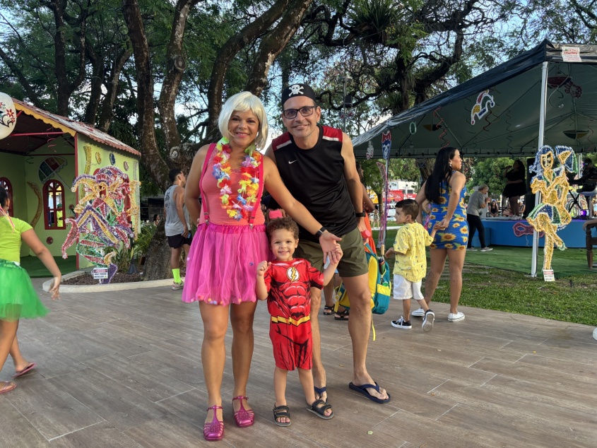 Cícera e Rui Filgueira levaram o pequeno Heitor para a folia. Foto: Vinícius Rocha