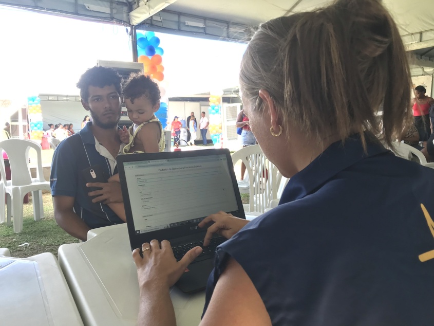 Gabriel sendo atendido pelo Sine Maceió. Foto: Ascom Segov
