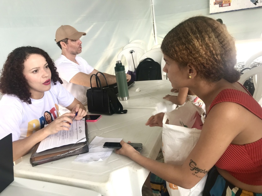 Girlayne Silva durante inscrição do Emprega Mulher. Foto: Ascom Segov