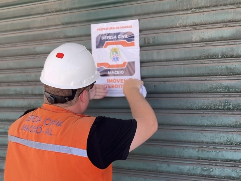 Quando há rachaduras e fissuras que comprometem a estrutura, o imóvel é interditado. Foto: Marcelle Limeira/Ascom Defesa Civil de Maceió