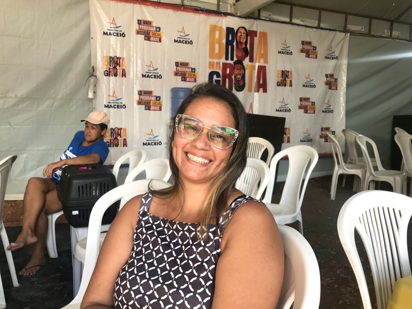 Jaqueline Alves aguardando o fim da cirurgia de seu gato. Foto: Ascom Segov