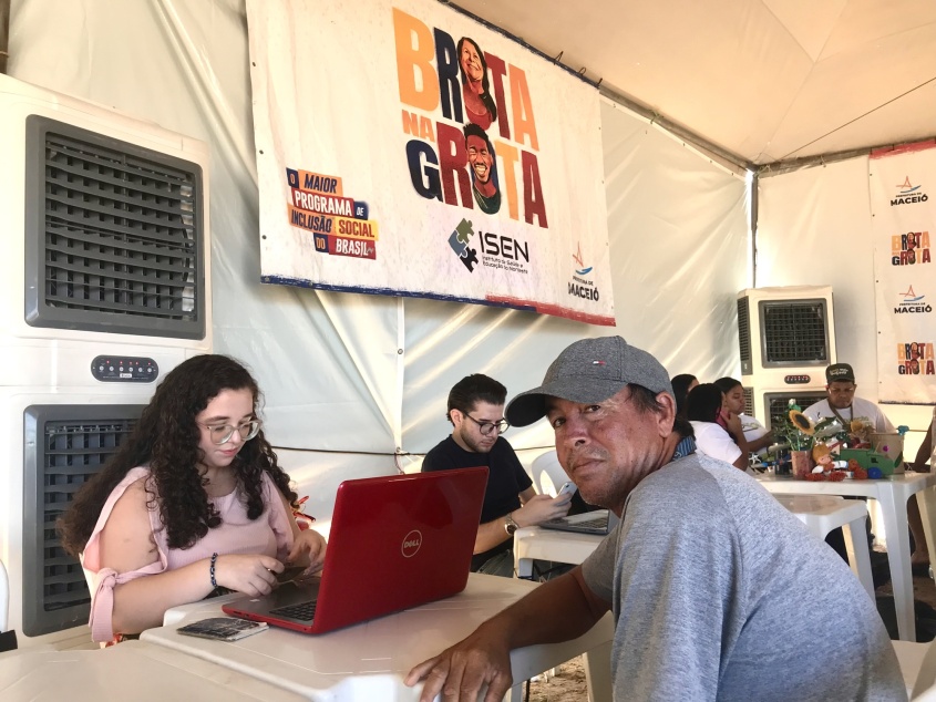 Atendimento do Sine Maceió no Brota na Grota. Foto: Ascom Segov