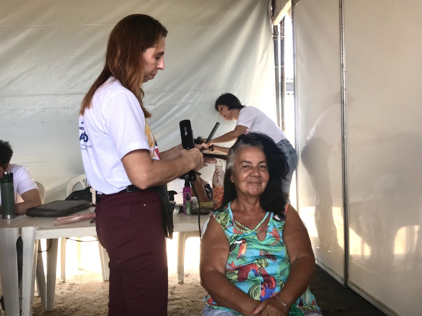 Dona Maria da Silva Carvalho aproveitou os serviços da Semuc. Foto: Ascom Segov