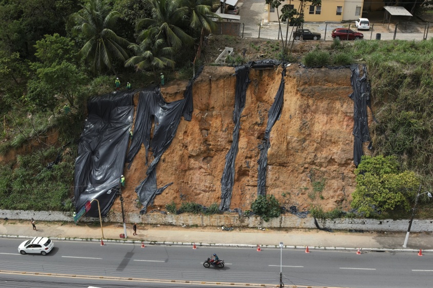 A aplicação de lona evita que haja deslizamentos nas encostas durante o período chuvoso. Foto: Diretoria de planejamento, prevenção e redução de risco da Defesa Civil de Maceió