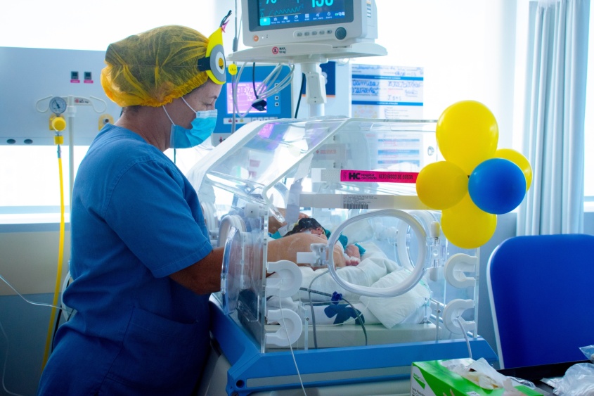 Na UTI Pediátrica, os Minions interagem com bebês internados e reforçam a importância da humanização do cuidado. Foto: David Silas/ Ascom Maceió Saúde