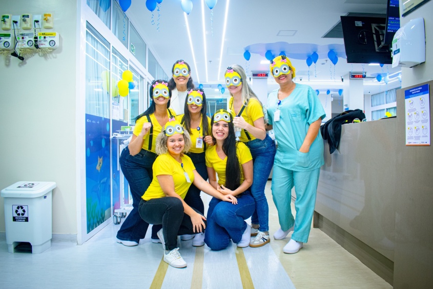 Equipe de saúde se une para criar um ambiente mais acolhedor e leve para os pequenos pacientes e suas famílias. Foto: David Silas/ Ascom Maceió Saúde