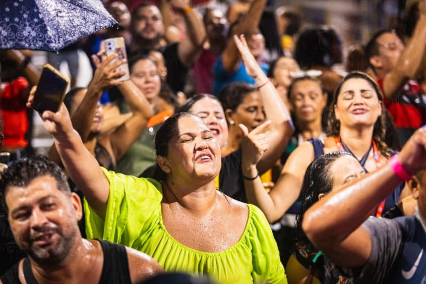 Público feminino ficou especialmente feliz com as homenagens ao Dia da Mulher. Foto: Felipe Sóstenes