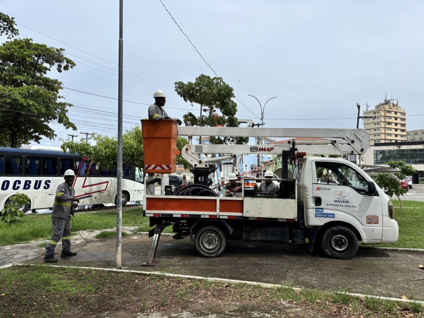 A intervenção é essencial para garantir o pleno funcionamento da iluminação na Praça Sinimbu. Foto: Vinícius Rocha/Ascom Ilumina
